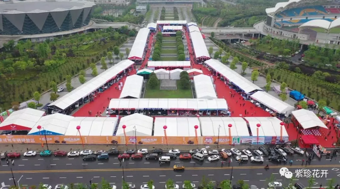 快來看?。。??邵陽車展上開來了一輛造型獨(dú)特的電車