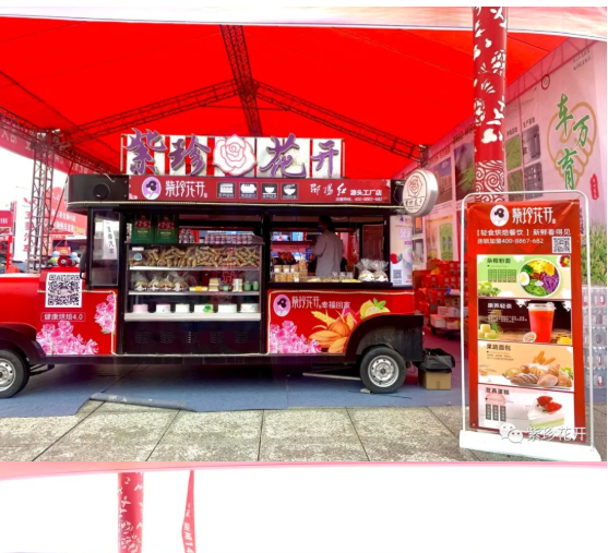 快來看?。。??邵陽車展上開來了一輛造型獨(dú)特的電車