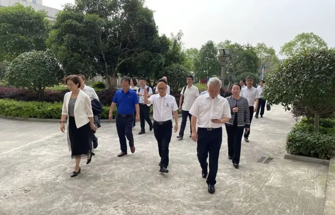湖南省中醫(yī)藥研究院葛金文院長和邵陽市各級領(lǐng)導(dǎo)專家蒞臨天香生物產(chǎn)業(yè)園考察指導(dǎo)