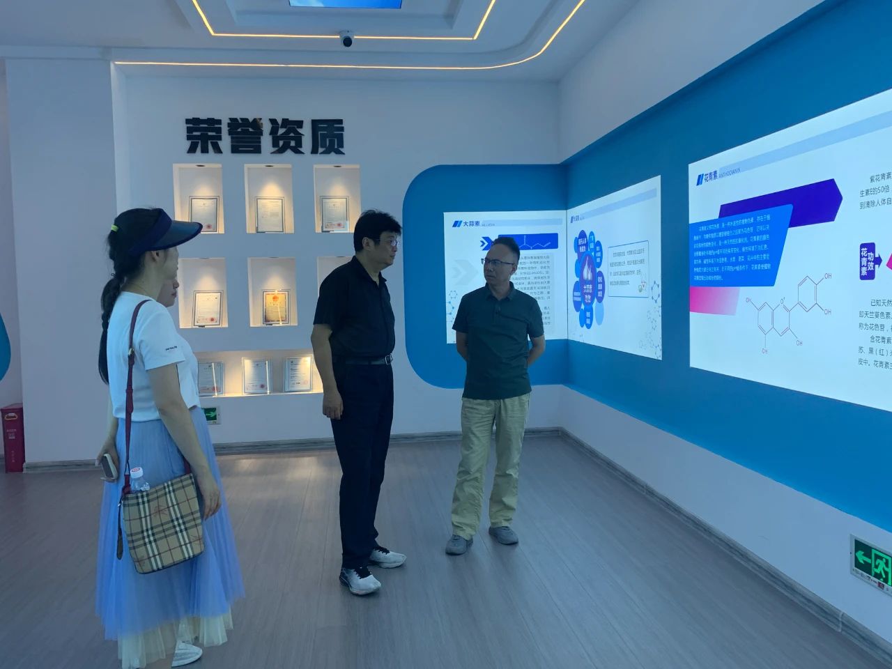 中國(guó)旅游協(xié)會(huì)旅游商品與裝備分會(huì)陳斌秘書長(zhǎng)來邵考察旅游商品企業(yè)