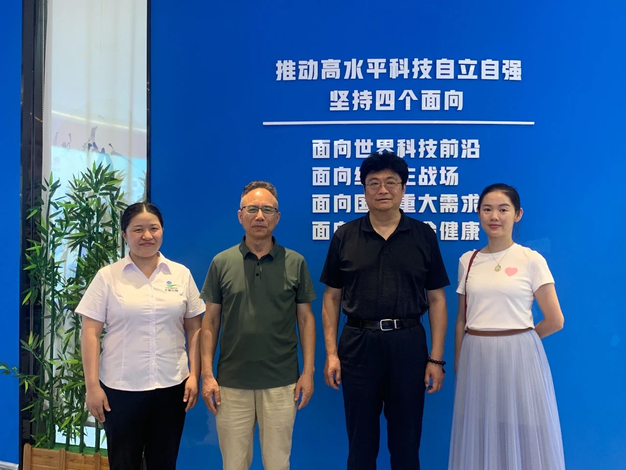 中國(guó)旅游協(xié)會(huì)旅游商品與裝備分會(huì)陳斌秘書長(zhǎng)來邵考察旅游商品企業(yè)