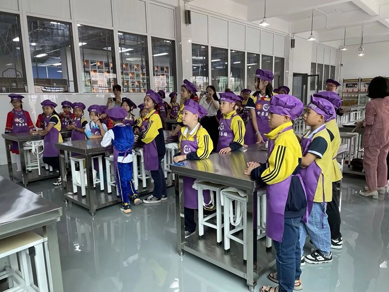 邵陽(yáng)市五里牌小學(xué)“民族團(tuán)結(jié)話中秋”活動(dòng)在玖味中醫(yī)藥膳研學(xué)實(shí)踐教育基地順利舉行