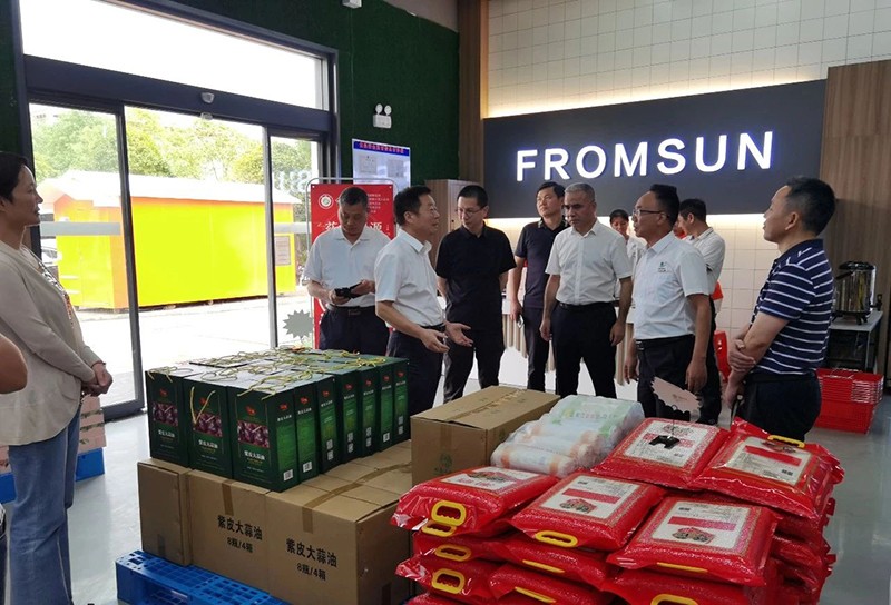 省政協(xié)農(nóng)業(yè)農(nóng)村委領導與邵陽市政協(xié)相關領導走訪邵陽紅出貨倉天香生物產(chǎn)業(yè)園