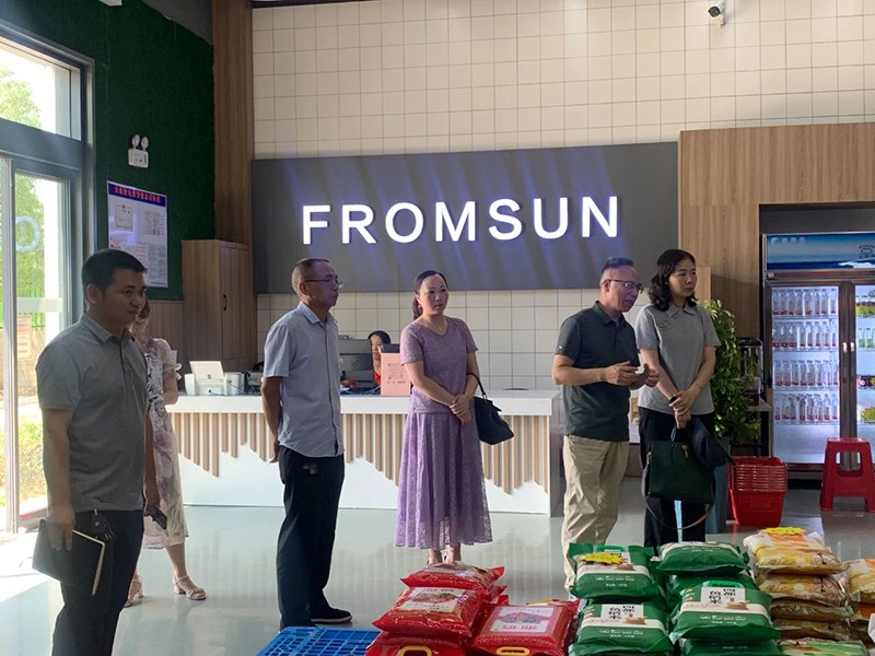 雙清區(qū)政協(xié)主席何美艷、副區(qū)長龔雯潔一行領(lǐng)導(dǎo)蒞臨邵陽紅出貨倉—天香生物產(chǎn)業(yè)園調(diào)研指導(dǎo)