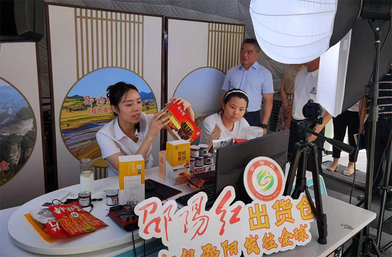 邵陽(yáng)市委常委、常務(wù)副市長(zhǎng)王永紅一行領(lǐng)導(dǎo)到邵陽(yáng)紅出貨倉(cāng)-天香生物產(chǎn)業(yè)園考察指導(dǎo)