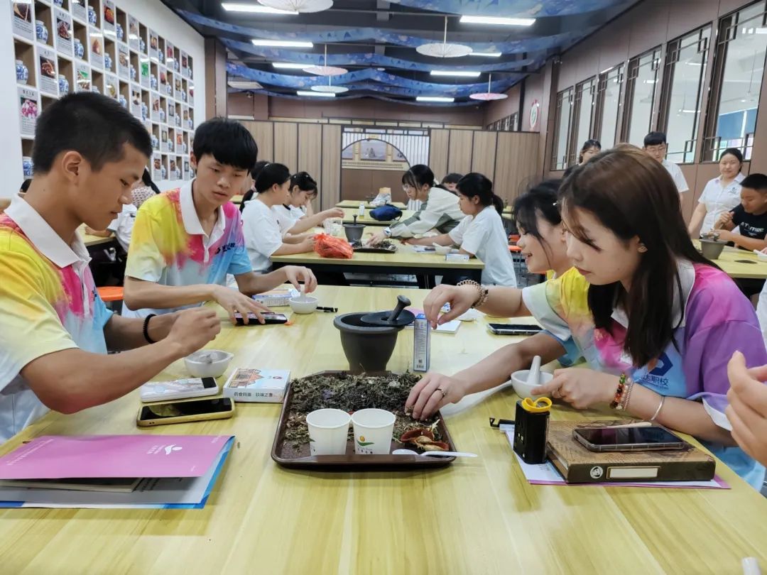 湖南九味中醫(yī)藥研學(xué)實(shí)踐教育基地迎來(lái)了一場(chǎng)別開生面的研學(xué)實(shí)踐活動(dòng)