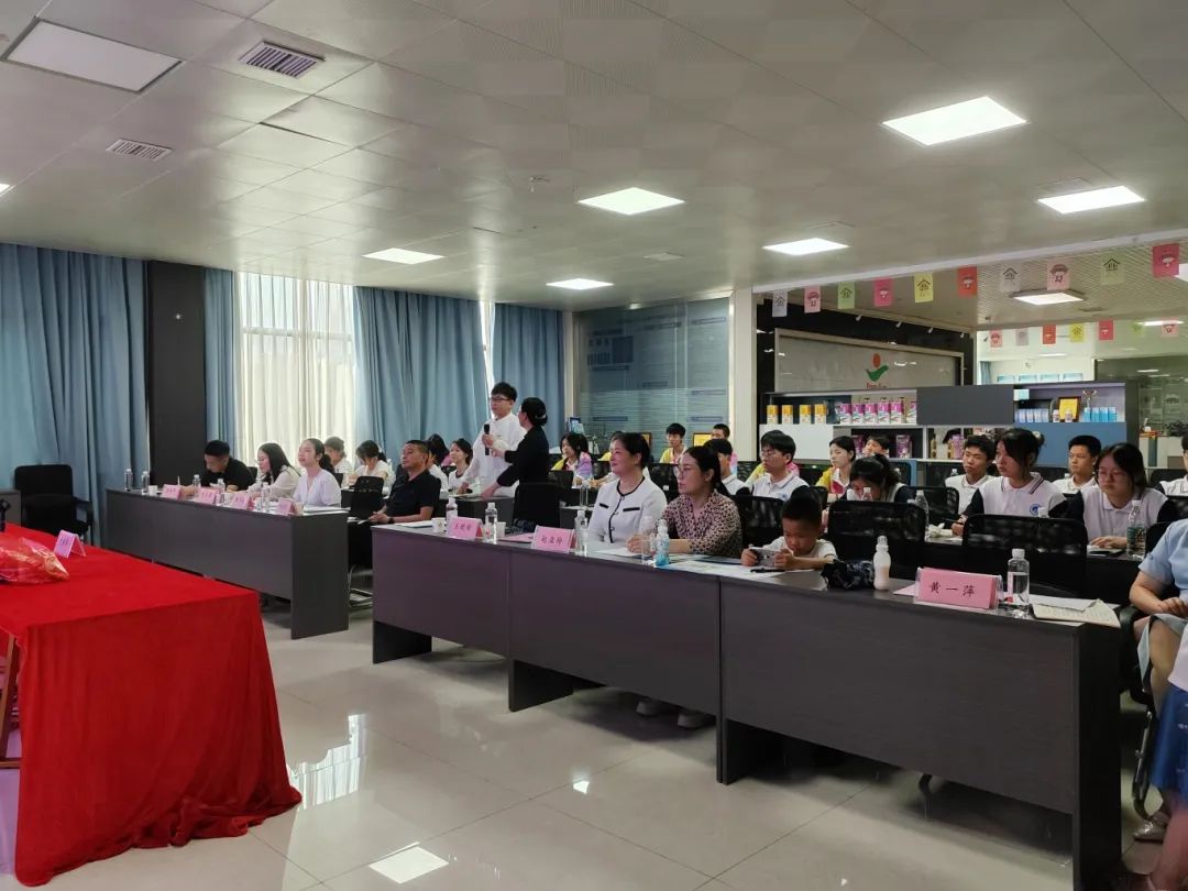 湖南九味中醫(yī)藥研學(xué)實(shí)踐教育基地迎來(lái)了一場(chǎng)別開生面的研學(xué)實(shí)踐活動(dòng)