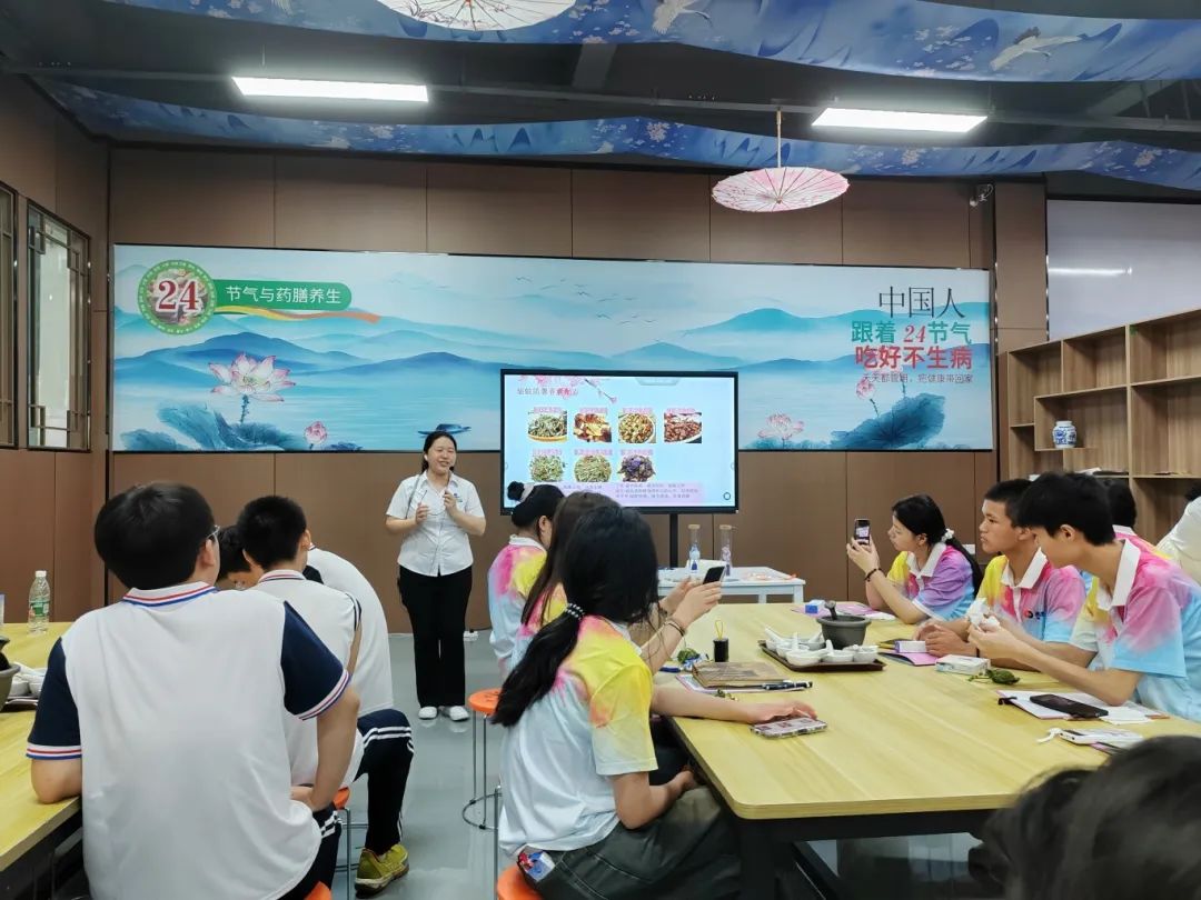 湖南九味中醫(yī)藥研學(xué)實(shí)踐教育基地迎來(lái)了一場(chǎng)別開生面的研學(xué)實(shí)踐活動(dòng)