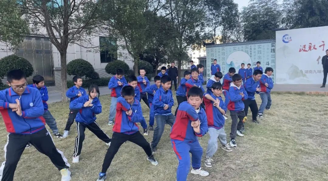 一場(chǎng)有趣的中醫(yī)藥研學(xué)活動(dòng)在湖南九味中醫(yī)藥研學(xué)實(shí)踐基地成功舉辦