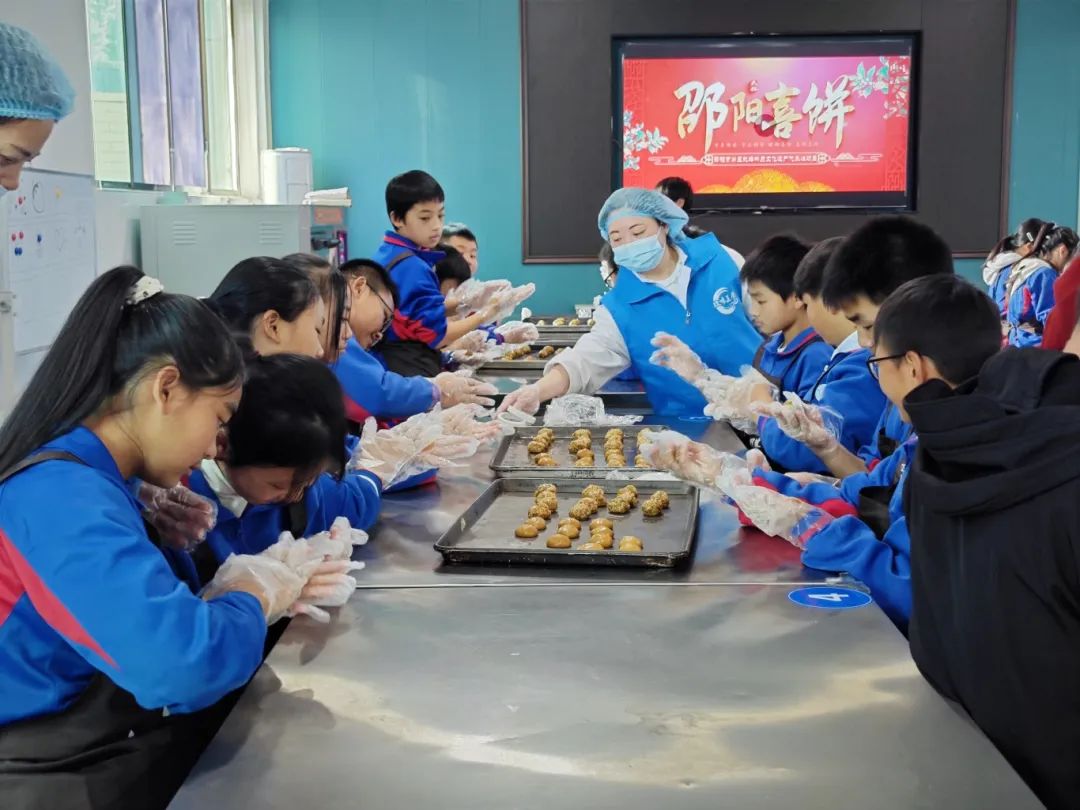 一場(chǎng)有趣的中醫(yī)藥研學(xué)活動(dòng)在湖南九味中醫(yī)藥研學(xué)實(shí)踐基地成功舉辦