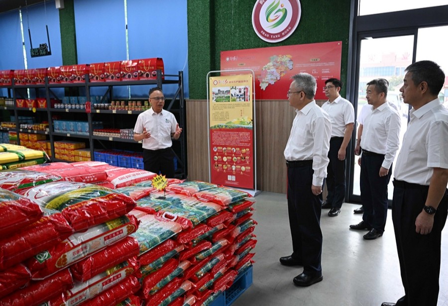 做強龍頭企業(yè) 做優(yōu)公用品牌——沈曉明調研“邵陽紅”名優(yōu)農產品出貨倉